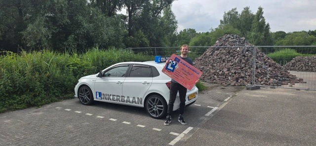 Mitchell is geslaagd bij Verkeersschool Linkerbaan